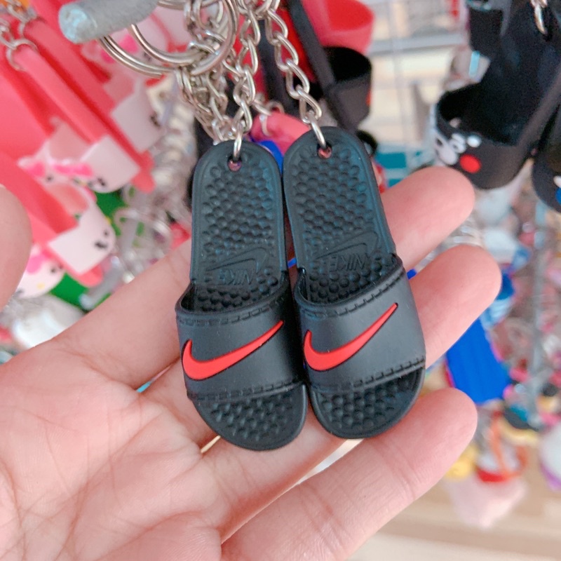 Móc khoá đôi dép cute.