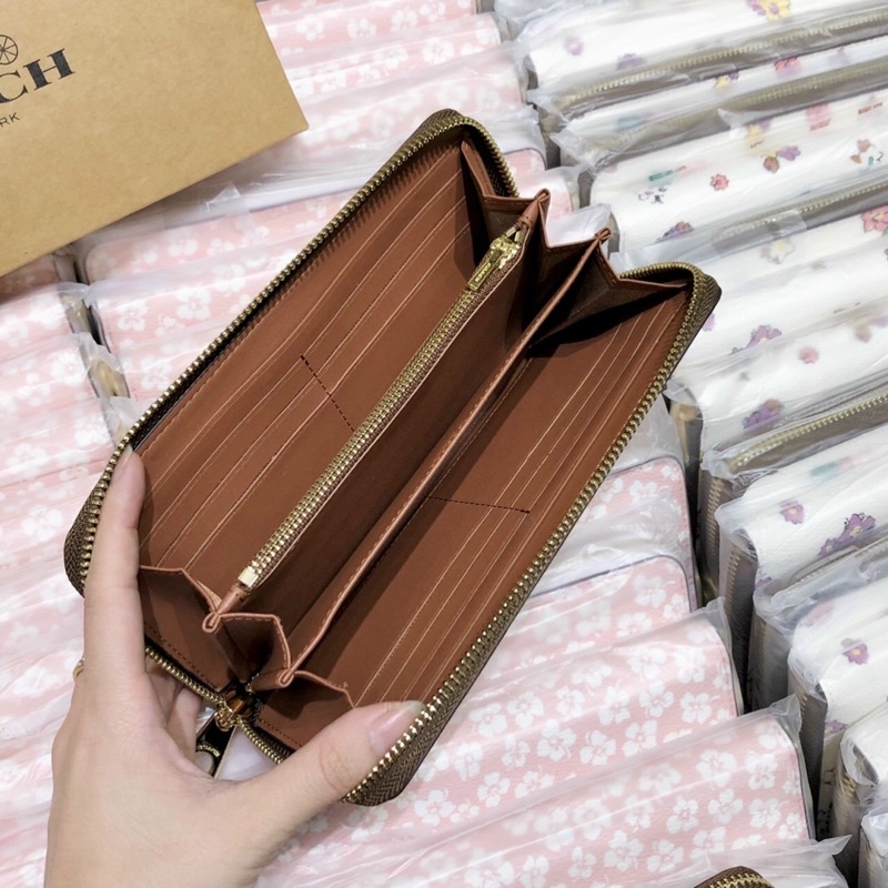 VÍ COACH LONG ZIP C9957