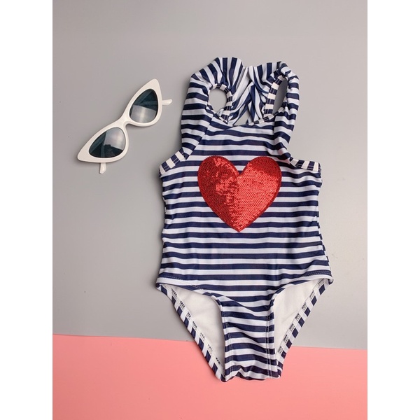 Bơi bé gái sọc tim