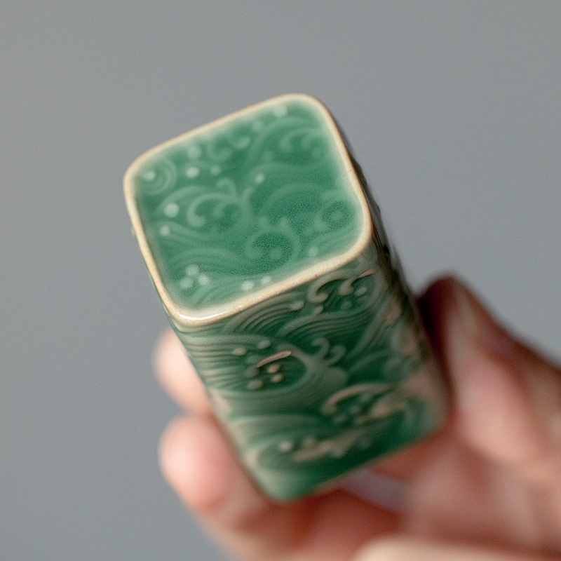 Gác nắp ấm trà, Ấm Tử Sa bằng Sứ Men Ngọc Lục Bảo Họa Tiết Khắc Chìm Đẹp Mắt