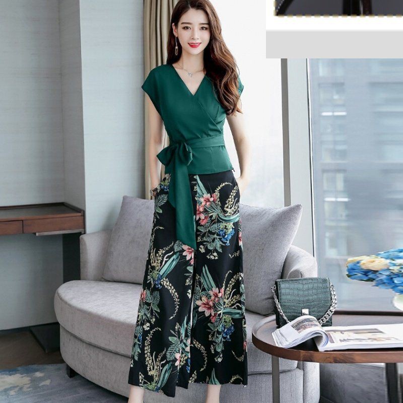 Set yếm hoa phối áo thun trắng tay dài và sơ mi hoa công sở cho khách
