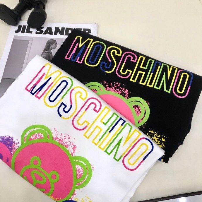 Áo Thun Cặp In Hình Gấu Moschino Và Nhãn Hiệu > 22 Thời Trang Xuân Hè Tay Ngắn Dáng Rộng Tay Lỡ Cho Nam Và Nữ