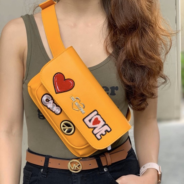 Túi Love Moschino Belt Bag vàng mùa xuân sẵn hàng