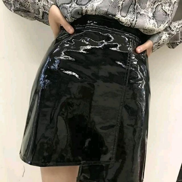 Chân váy da bóng vạt lệch