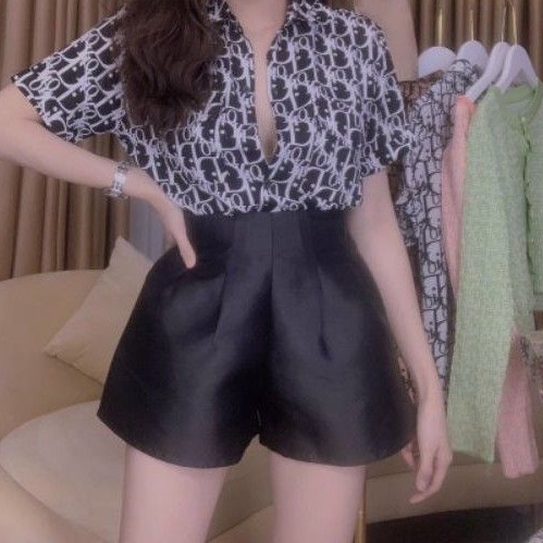 Quần shorts xếp ly eo  lưng cao không túi QCHAU