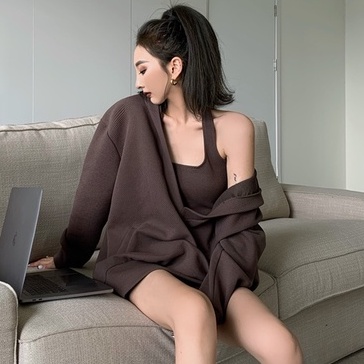 Áo hoodie cổ chữ V dáng rộng/ Áo hai dây/ Quần đùi lưng cao phong cách retro