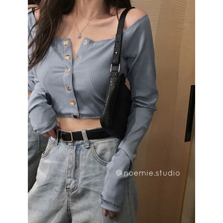 Áo croptop trễ vai khuy giữa len