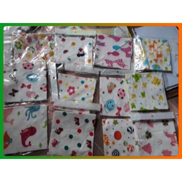 Yếm tam giác có nút cài cho bé