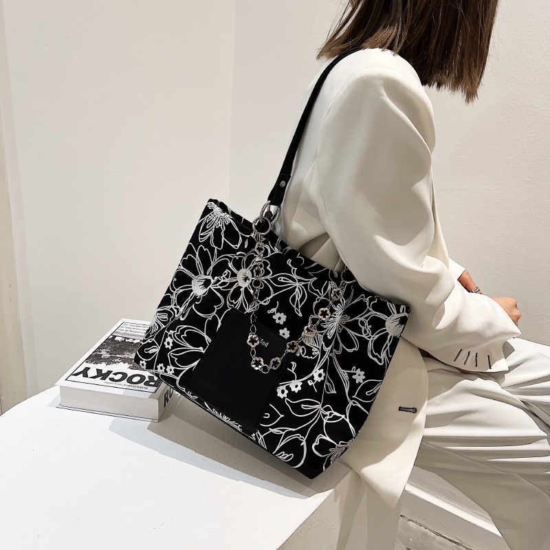 Túi Xách Vải canvas Cỡ Lớn Phối Dây Xích Đeo Vai Cá Tính Cho Nữ