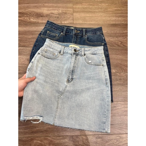 Chân váy jeans lai cắt rách nhẹ