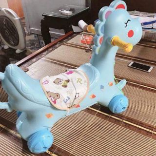 Ngựa bập bênh có bánh xe