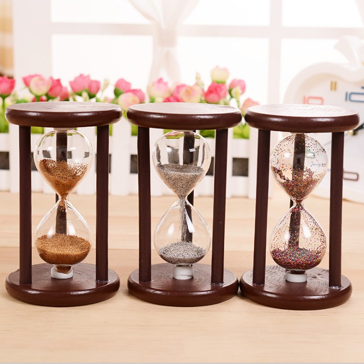 Đồng hồ cát khung gỗ nâu để bàn trang trí