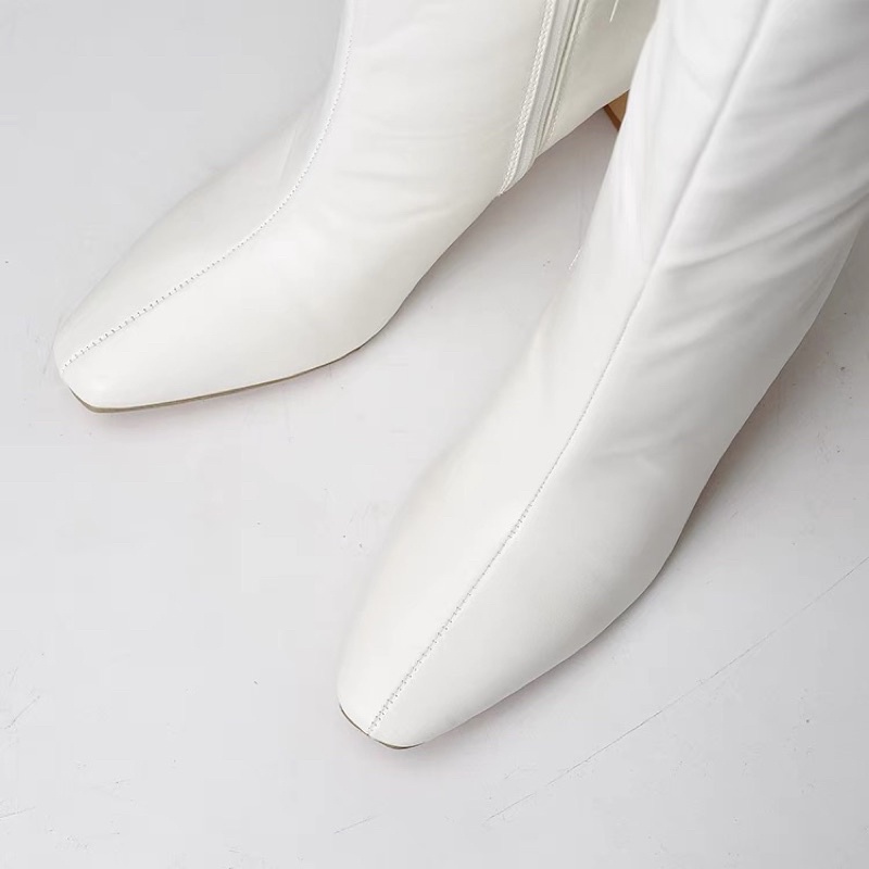 Boots cao cổ màu trắng gót dẹt cao 8cm hàng xuất dư