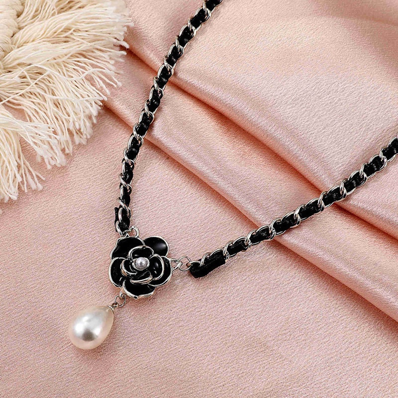 Dây chuyền choker bằng da mặt hoa trà đính đá thời trang