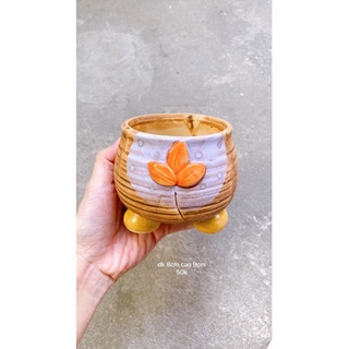 Chậu tròn hoa nổi có ba chân ở đáy