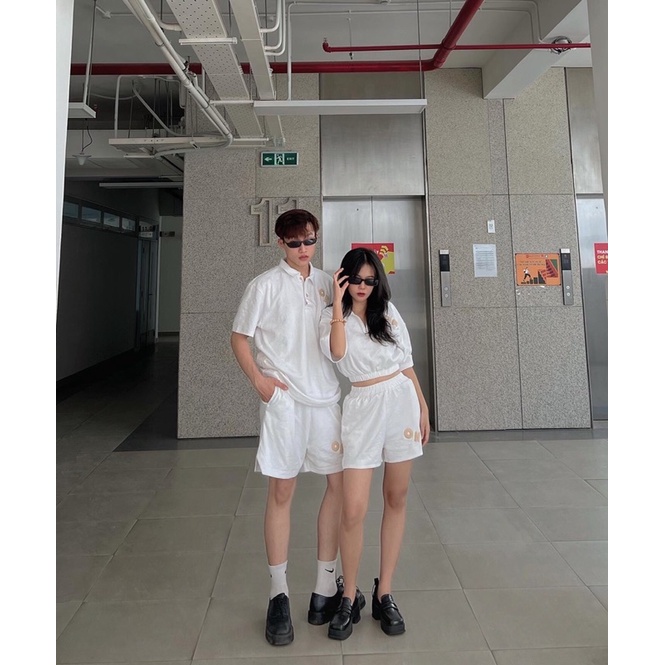 Couple set ONHOUSE- crop polo dây khóa có bo chun eo phối với short cá tính, chất vải thun xốp dày dặn có họa tiếONHOUSE