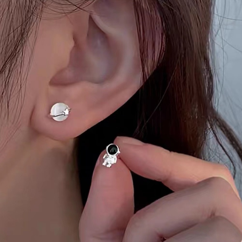 Khuyên Tai Bạc Mini Hình Hành Tinh / Phi Hành Gia Hoạt Hình Đáng Yêu Cho Nữ