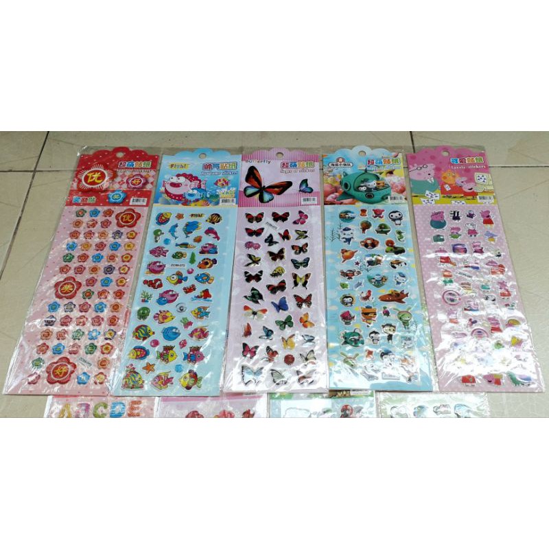 Một tờ hình dán nổi dài có nhiều mẫu khác nhau