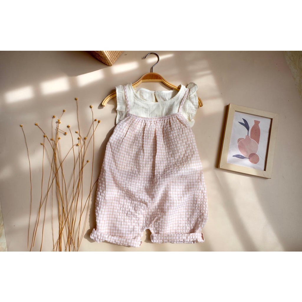 Set yếm hai dây kẻ caro chất liệu cotton Hàn và áo tay cánh tiên chất liệu xô muslin trắng cho bé gái