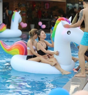 Phao kỳ lân khổng lồ