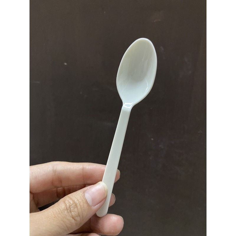 Muỗng nhựa cứng 12cm  ăn chè chen, kem, bánh...