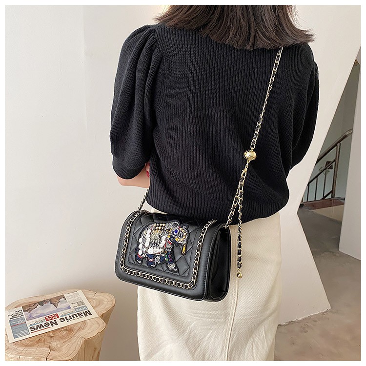 Túi da viền xích họa tiết thêu tay cách điệu - MA295
