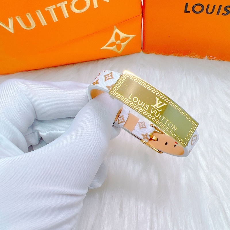 Vòng da trắng Lv titan mạ vàng ko đen