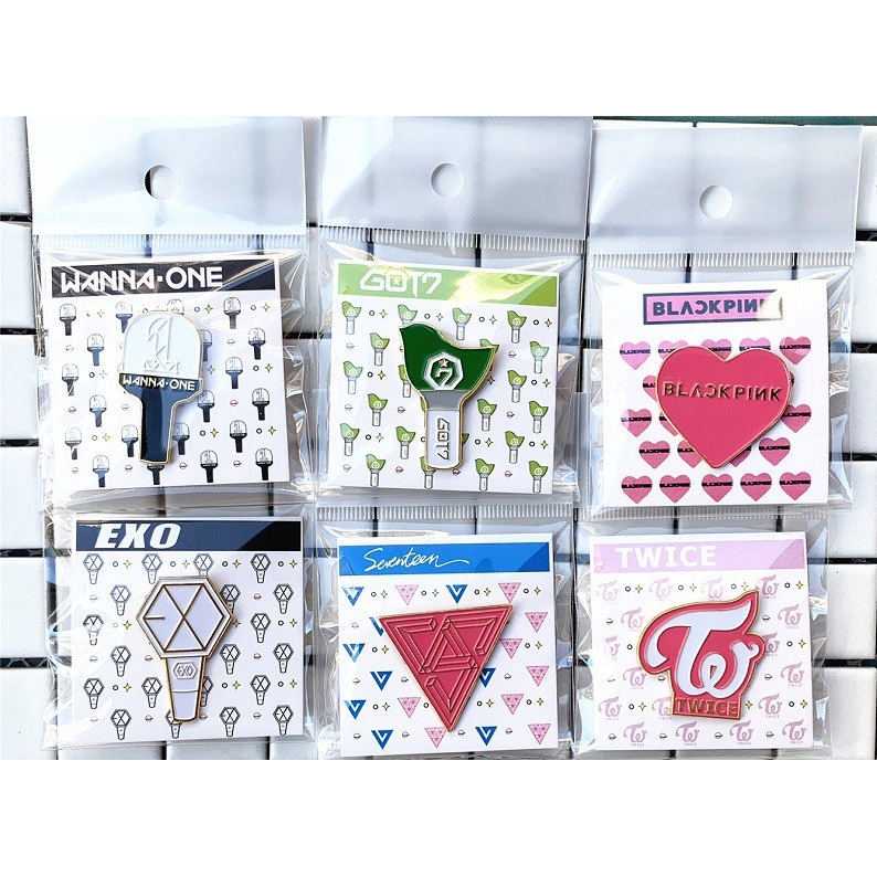 Ghim cài áo thiết kế logo và lightstick các nhóm nhạc Kpop dễ thương xinh xắn