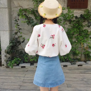 Áo vải thô in hoa đơn giản