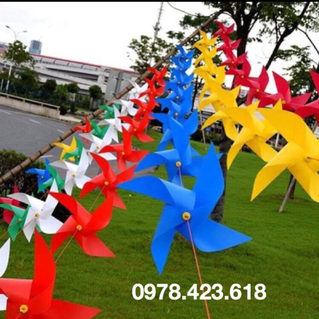 100 Chong chóng nhựa 7 màu treo dây trang trí trường học, mầm non, khu du lịch