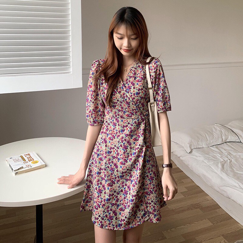 Váy ngắn hoạ tiết hoa nhí cổ V 2021