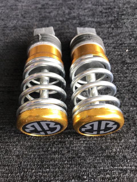 Gác chân xếp nhôm kiểu lò xo cho xe Honda và Yamaha đủ màu