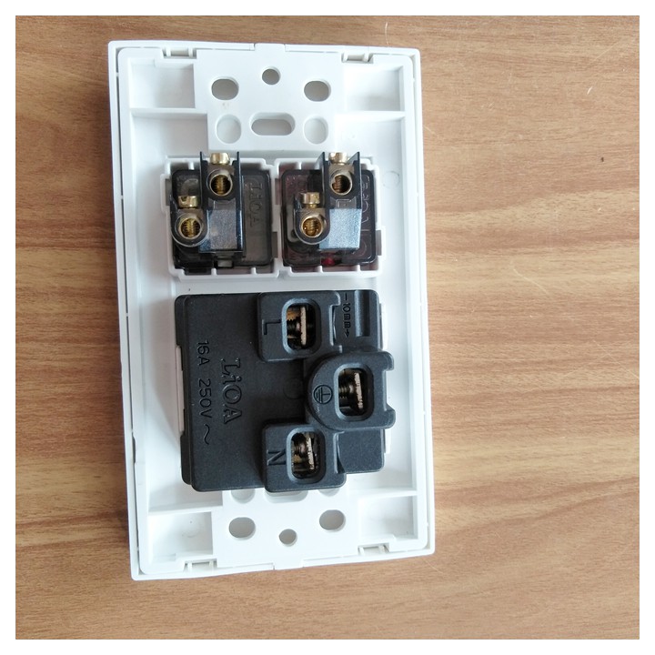COMBO Ổ cắm công tắc - Phích cắm PUK LiOA Kiểu Anh Chính hãng