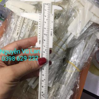 Thước nhựa mỏ vịt