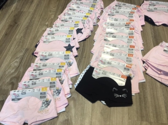 Chíp đùi bé gái