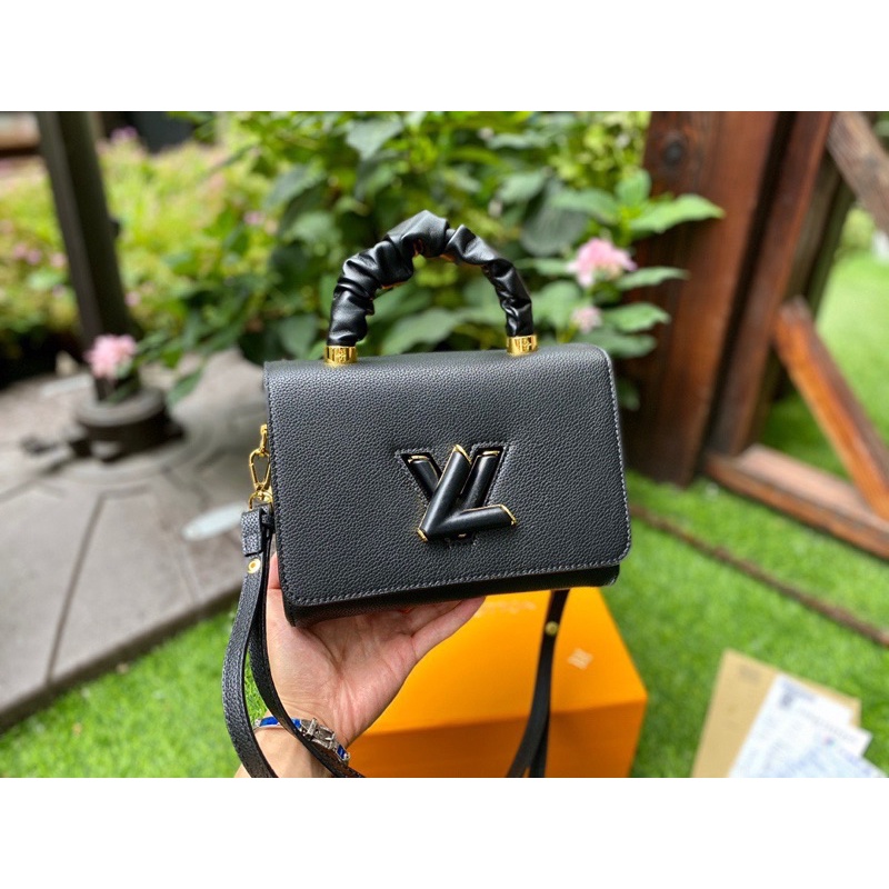 Túi đeo chéo twist handle lv
