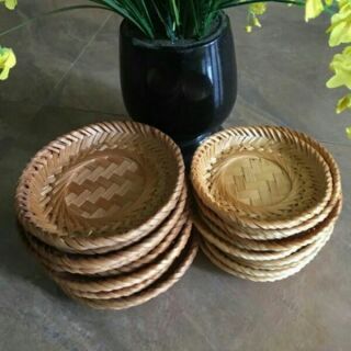 Đĩa tre hun khói đựng hạt hướng dương