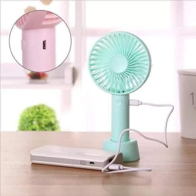 quạt mini cầm tay 3 tốc độ gió hot gồm 1 đế,1 dây sạc,1 dây đeo.Quạt có 3 chế độ, sử dụng được 2-3 tiếng