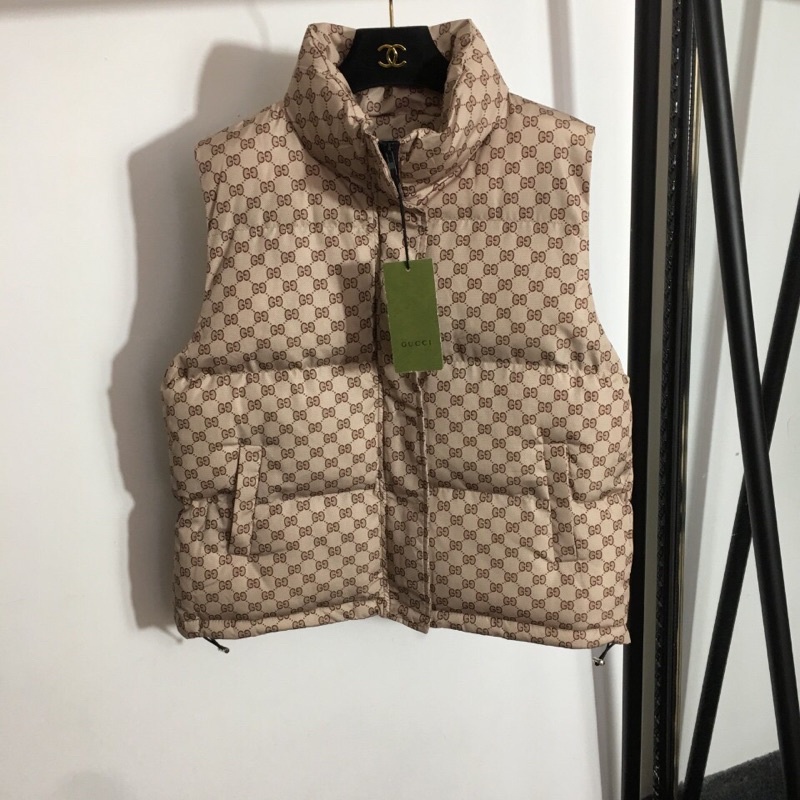 Áo khoác vest bông in chữ đôi Gucci cổ cao thiết kế hai túi dễ mặc.