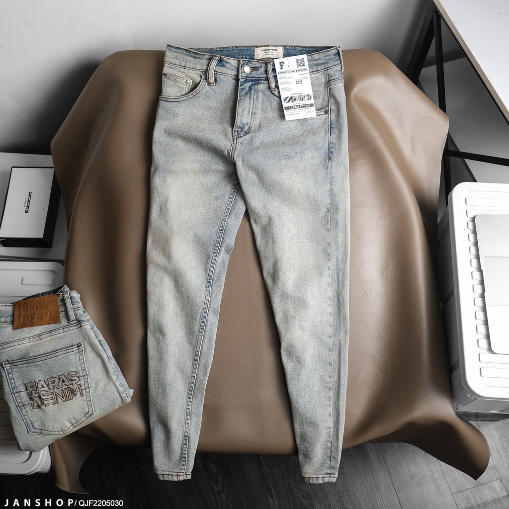 Quần Jean Skinny Ôm Tạo Nên Một Outfit Vô Cùng Bụi Bặm Và Trẻ Trung, Mẫu Trơn Nên Không Quá Phá Cách