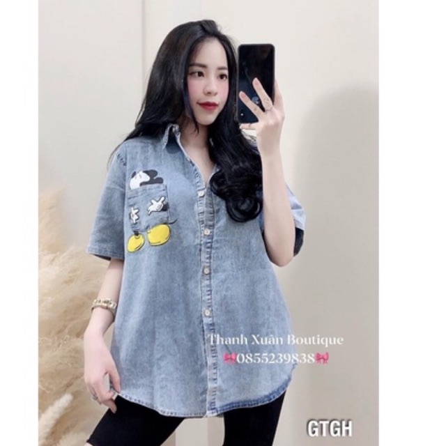 Áo Sơ Mi Jean Ngắn Tay Xanh Xẻ Tà Chuột Mickey Siêu Xinh - Áo Sơmi bò khoét eo, Đuôi tôm form rộng dấu quần - N.U Store.
