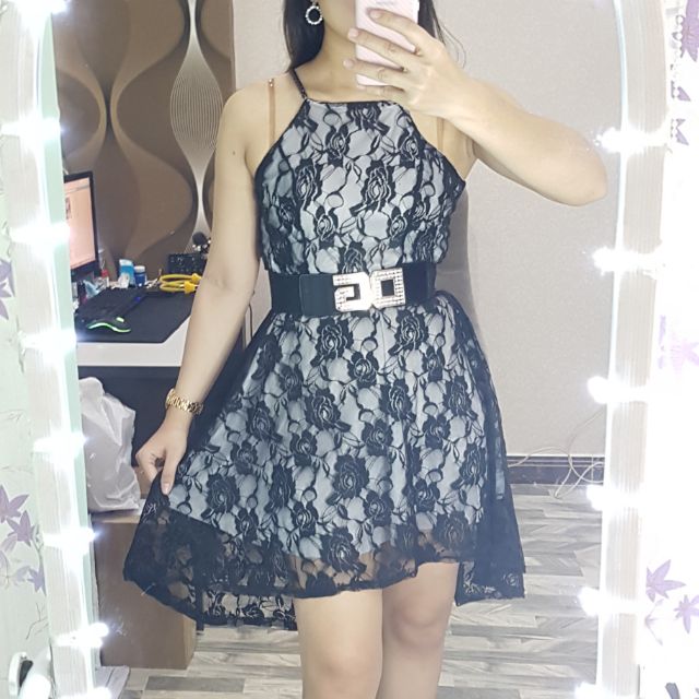 Đầm ren xòe đuôi tôm cổ yếm