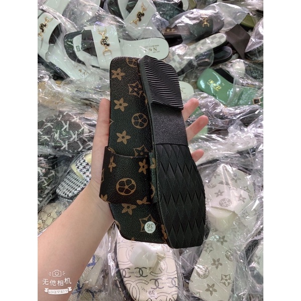 dép quai ngang in hình hoa đầu vuông có nhìu màu. bền đẹp. nắng mưa đều mang được. cam kết như hình. ( hình tự chụp )