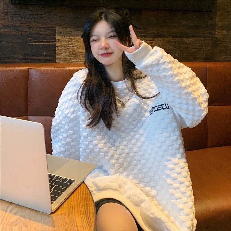 Áo dài tay cổ tròn chữ ngực hoạ tiết nổi style Ulzzang