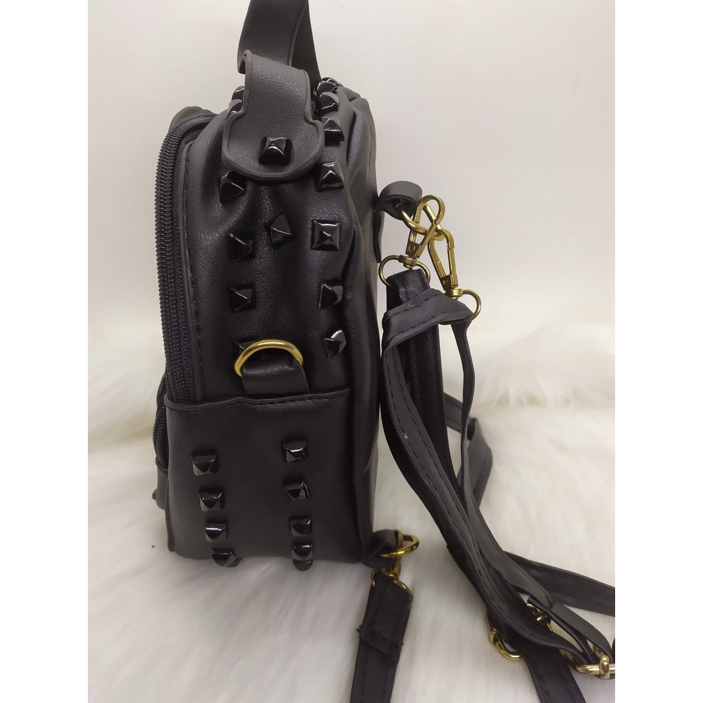 Ba lô mini chất da bóng màu đen, đính đinh tán vuông đen