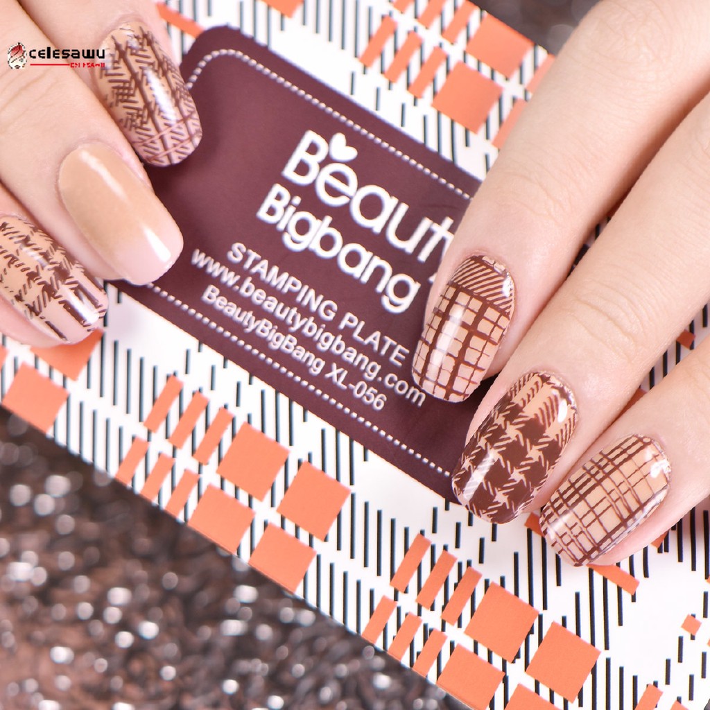 Khuôn sơn móng tay hình chữ nhật họa tiết caro