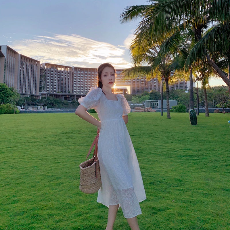 Đầm dài màu trắng tay phồng cổ vuông đơn giản phong cách cổ tích