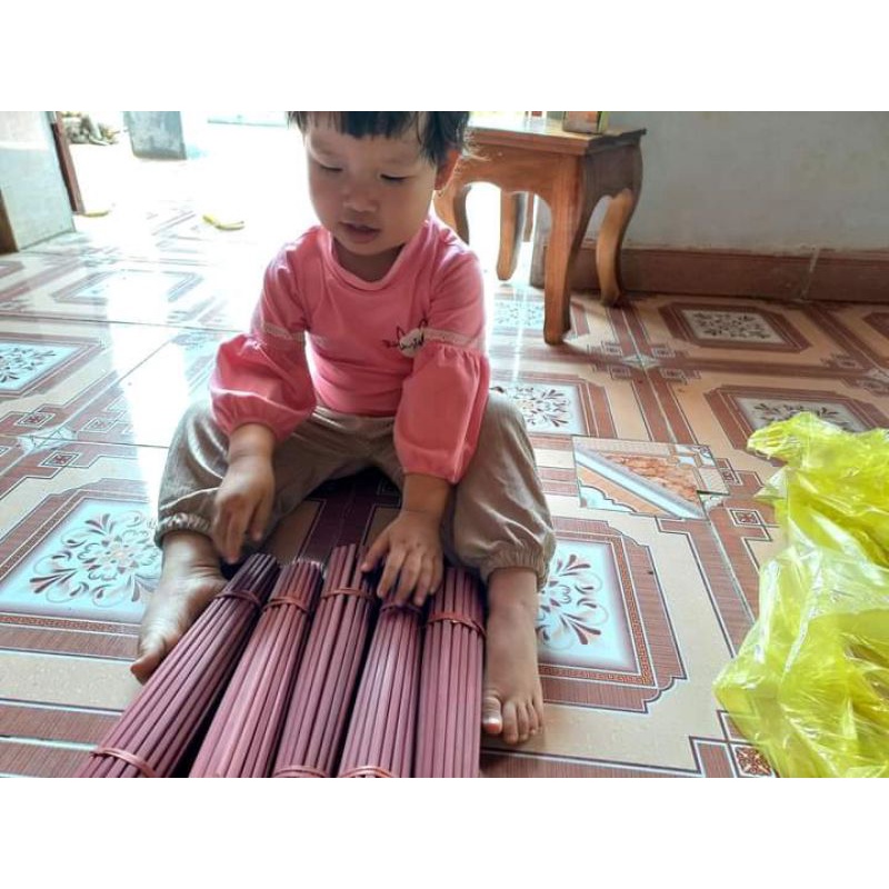 10 đôi đũa tre vót thủ công.