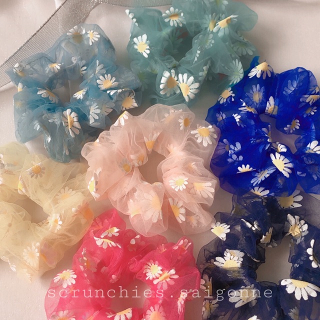 Cột tóc scrunchies hoa cúc