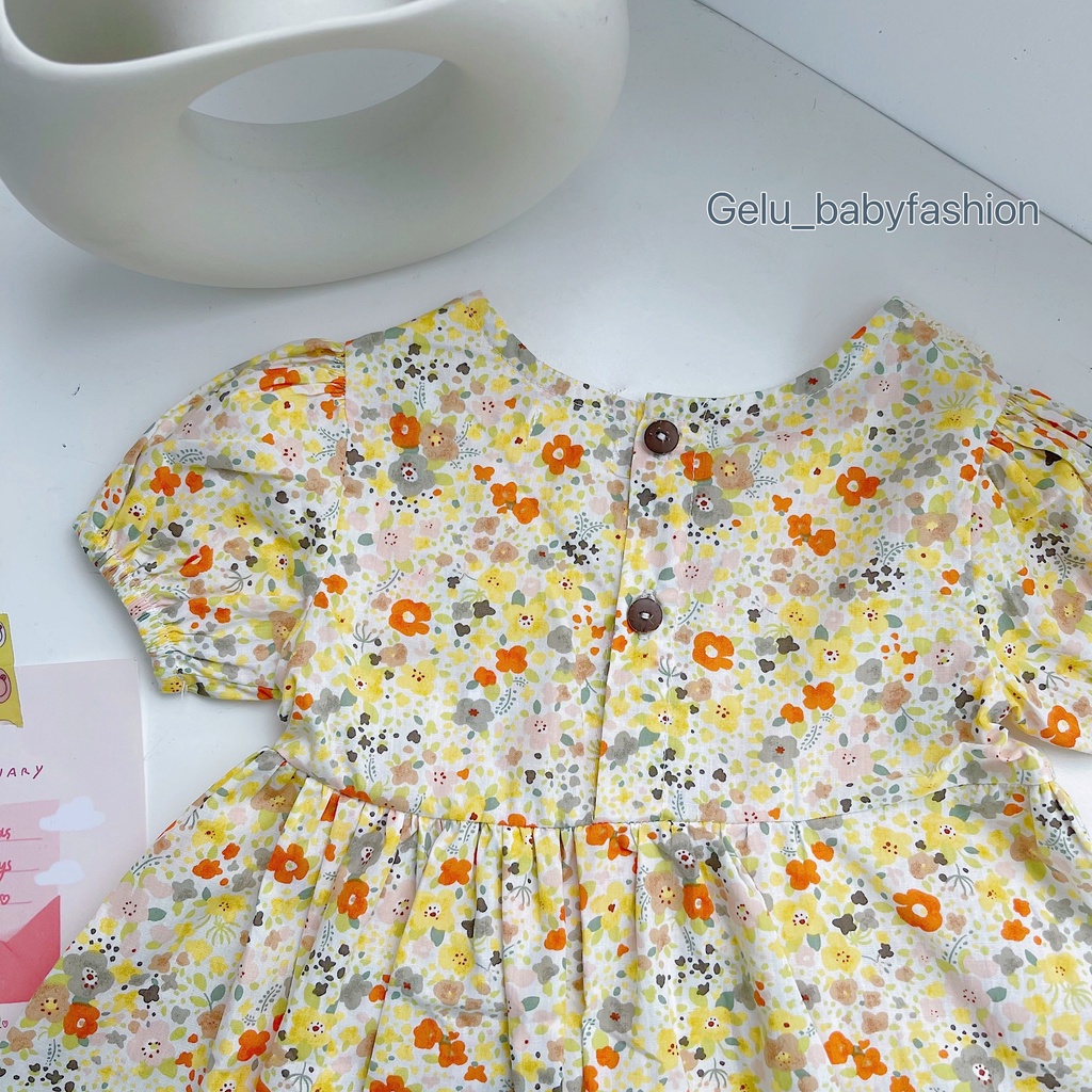 Váy bé gái Gelukids họa tiết hoa nhí cổ yếm ren, chất liệu thô cotton mềm mát, có khuy sau-V029